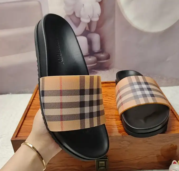 hype Burberry Slippers