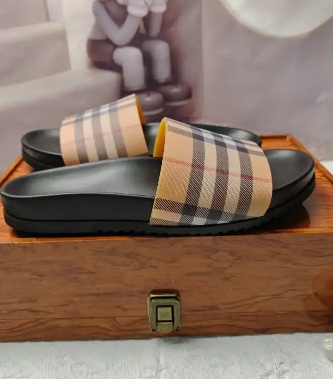 hype Burberry Slippers