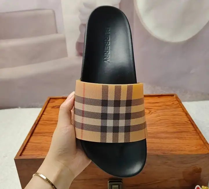 hype Burberry Slippers