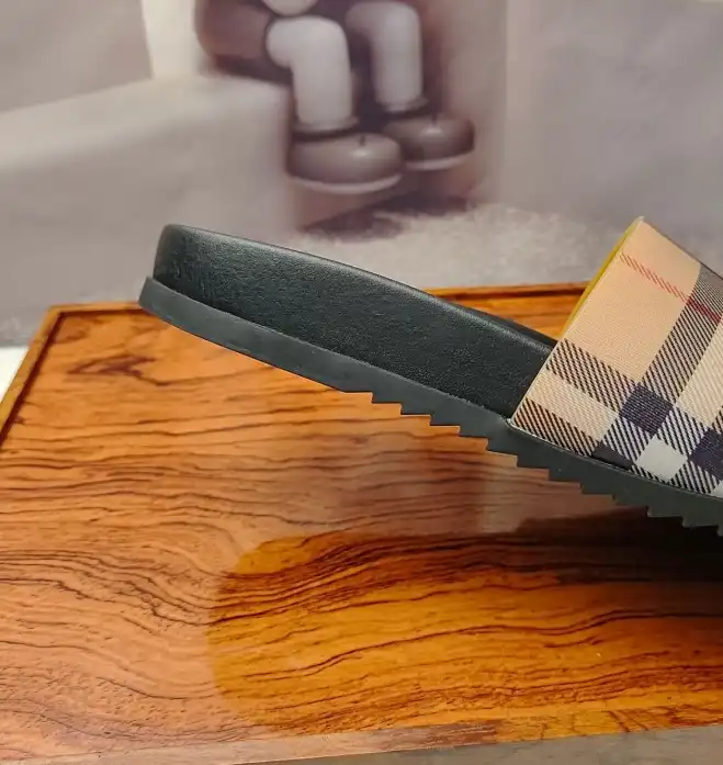 hype Burberry Slippers