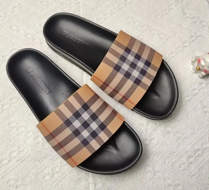 hype Burberry Slippers