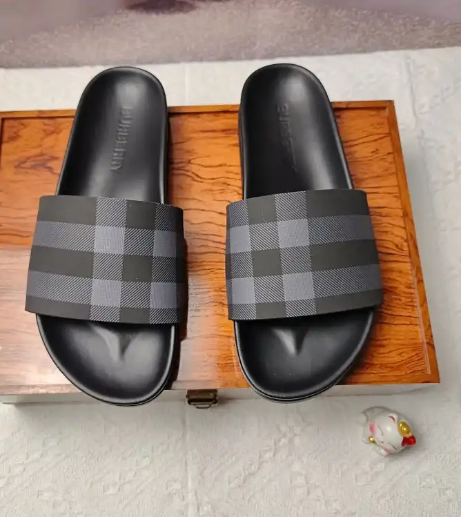 hype Burberry Slippers