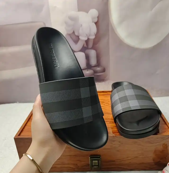 hype Burberry Slippers