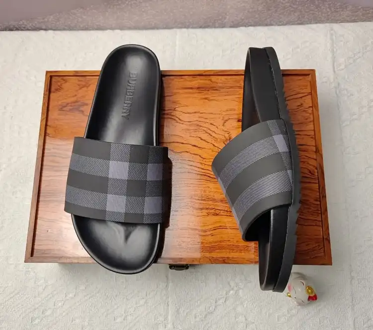 hype Burberry Slippers