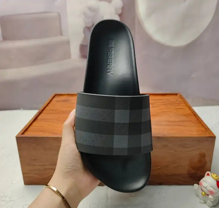 hype Burberry Slippers