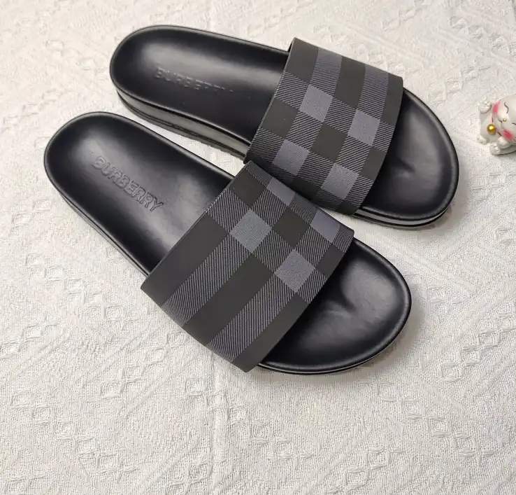 hype Burberry Slippers