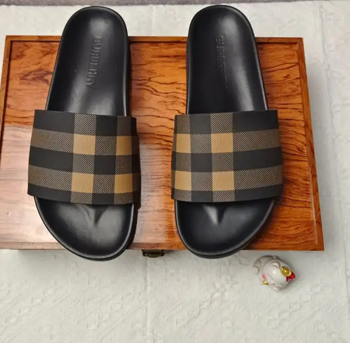 hype Burberry Slippers