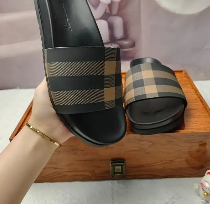 hype Burberry Slippers