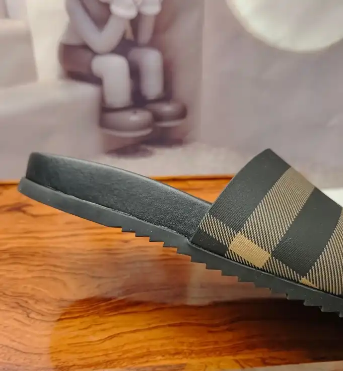 hype Burberry Slippers