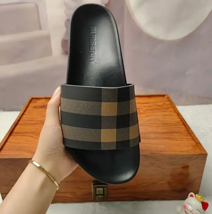 hype Burberry Slippers