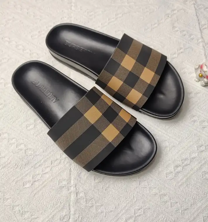 hype Burberry Slippers