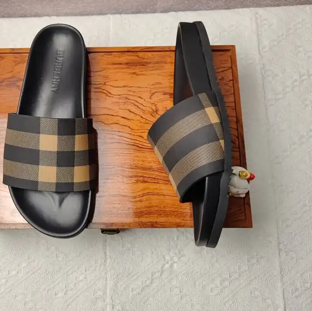 hype Burberry Slippers