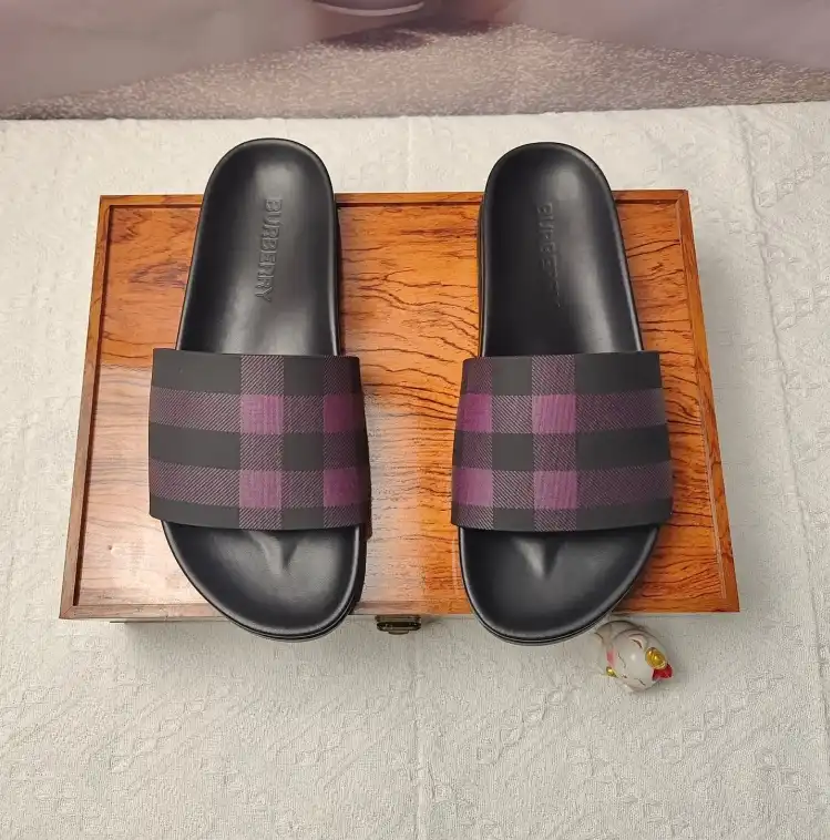 hype Burberry Slippers