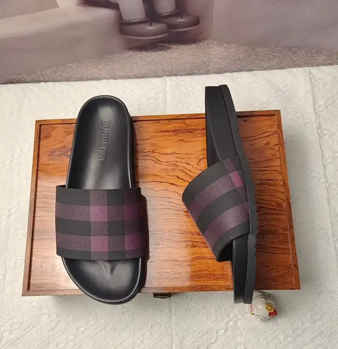 hype Burberry Slippers