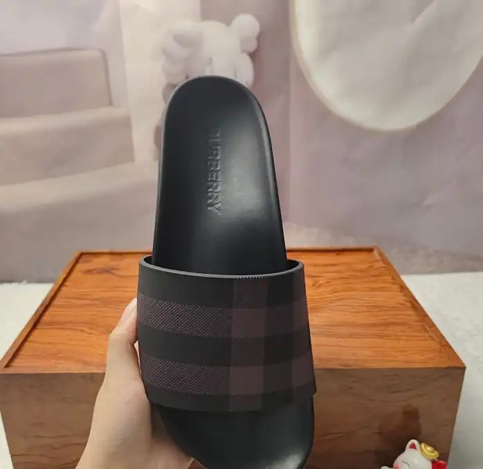 hype Burberry Slippers