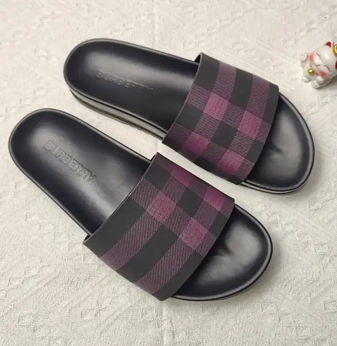 hype Burberry Slippers