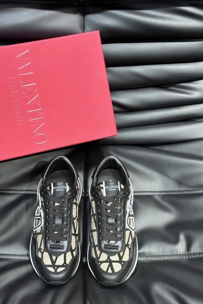 hype Valentino Sneakers