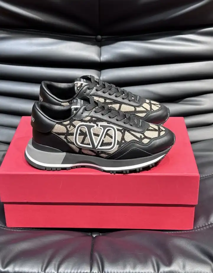 hype Valentino Sneakers