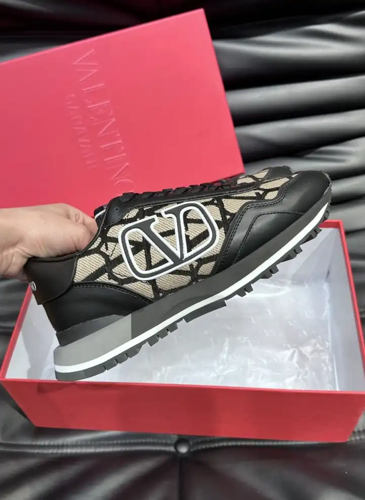 hype Valentino Sneakers