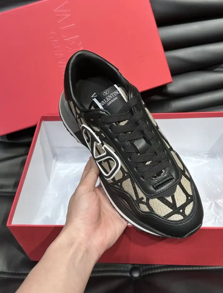 hype Valentino Sneakers