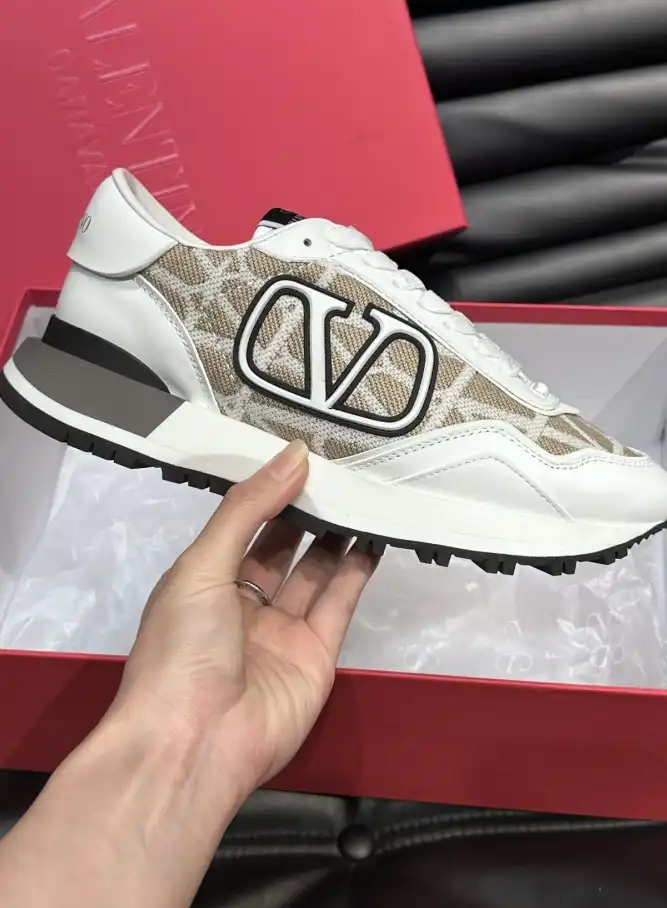 hype Valentino Sneakers