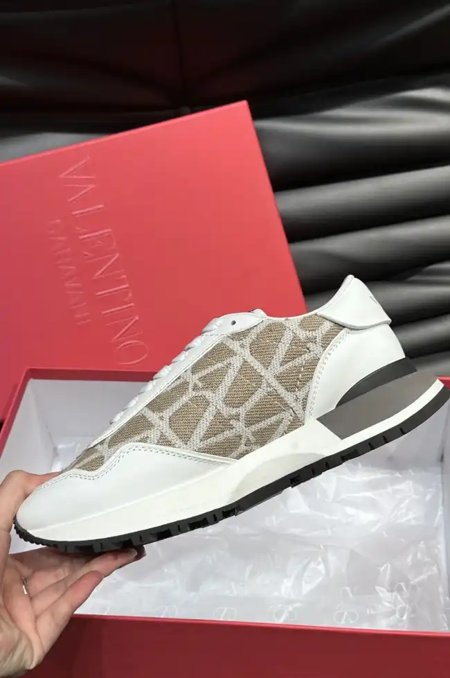 hype Valentino Sneakers