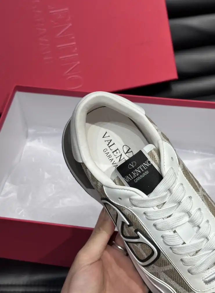 hype Valentino Sneakers