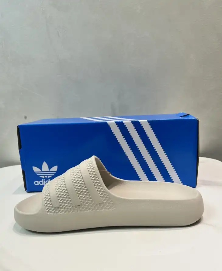 hype Adidas slippers