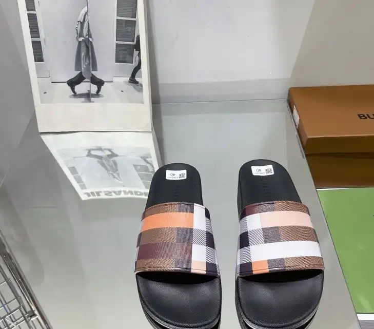 hype Burberry Slippers