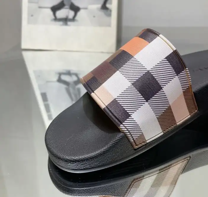 hype Burberry Slippers