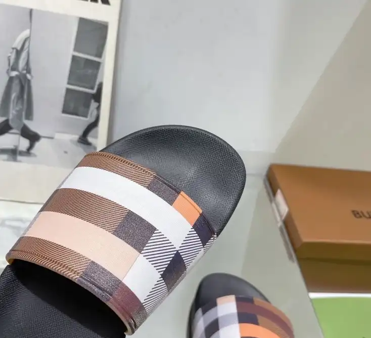 hype Burberry Slippers