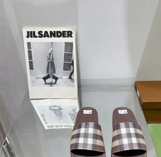 hype Burberry Slippers