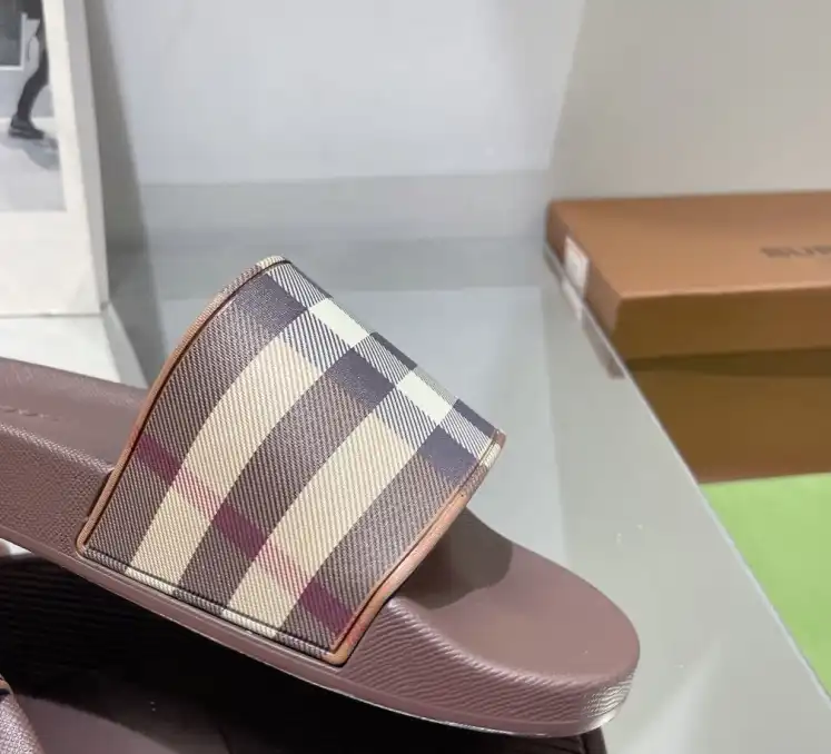 hype Burberry Slippers