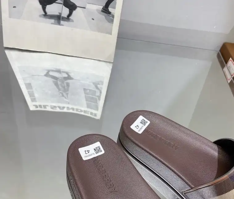 hype Burberry Slippers