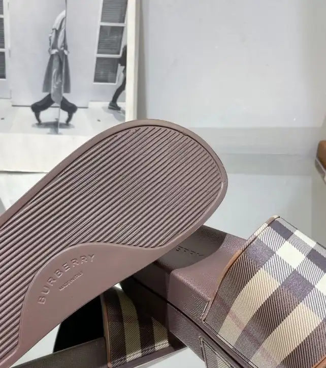 hype Burberry Slippers