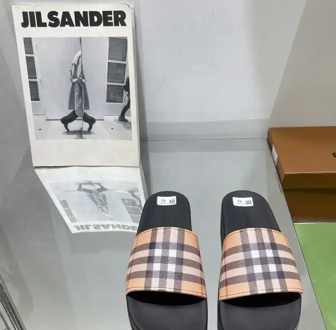 hype Burberry Slippers