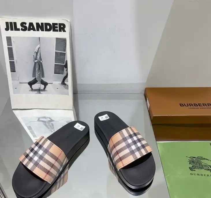 hype Burberry Slippers