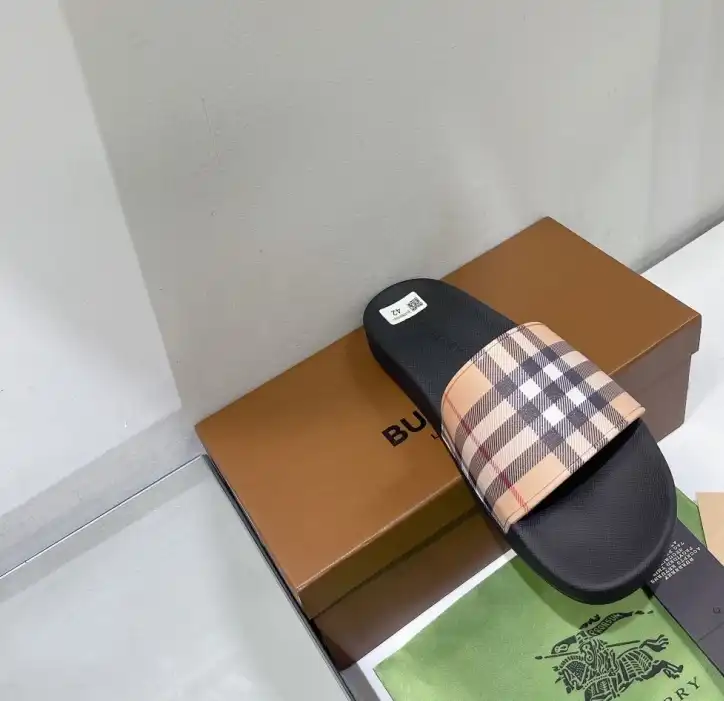 hype Burberry Slippers