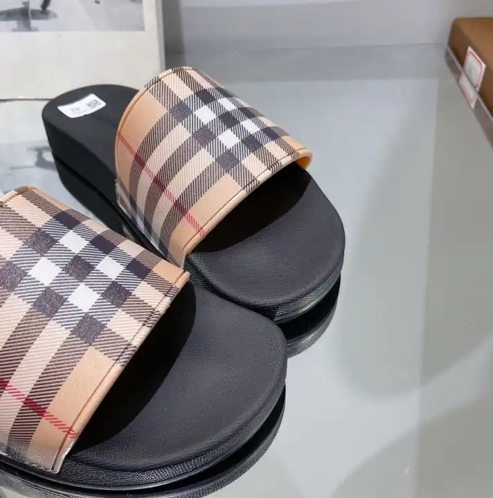 hype Burberry Slippers