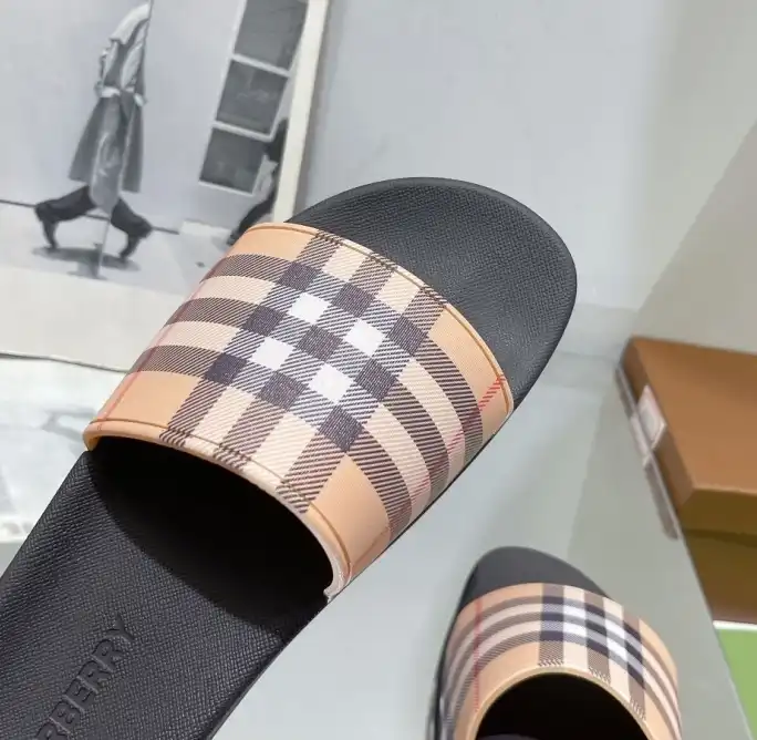 hype Burberry Slippers