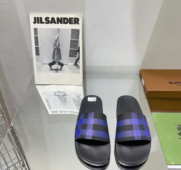 hype Burberry Slippers