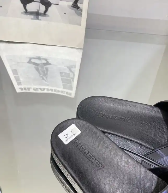 hype Burberry Slippers