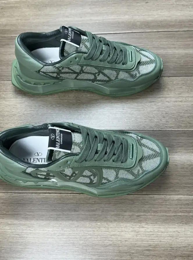 hype Valentino Sneakers