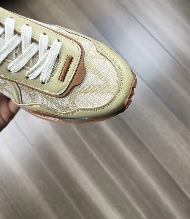 hype Valentino Sneakers