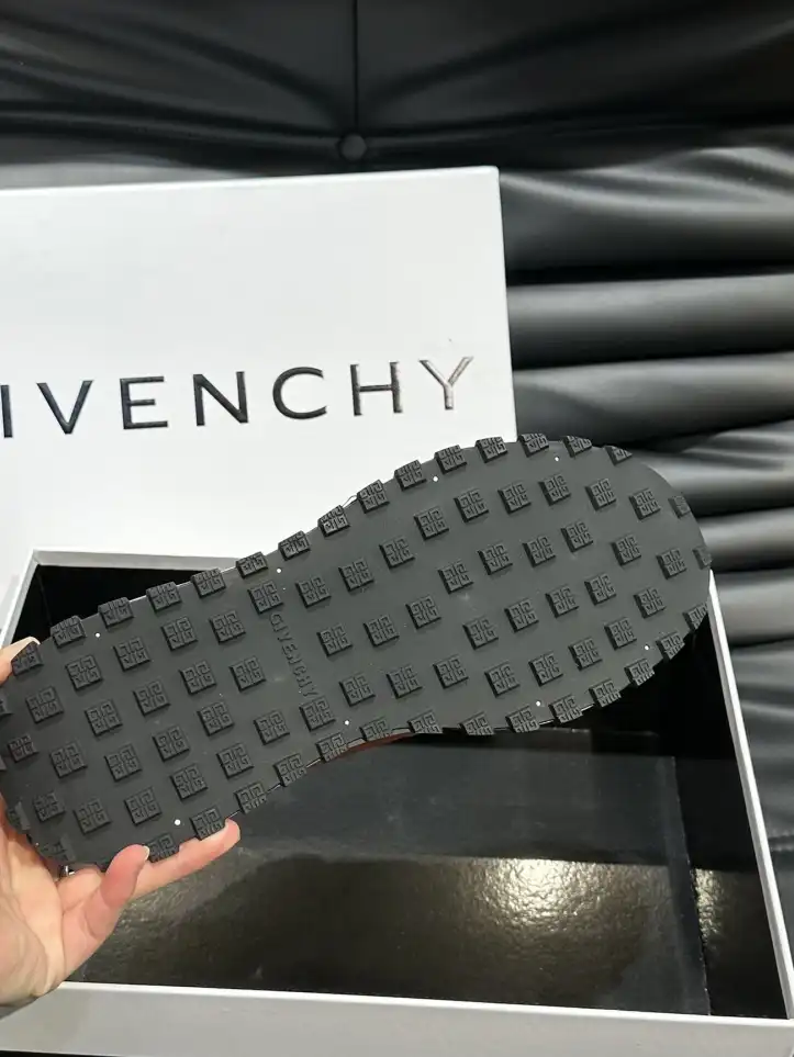 hype Givenchy Sneakers