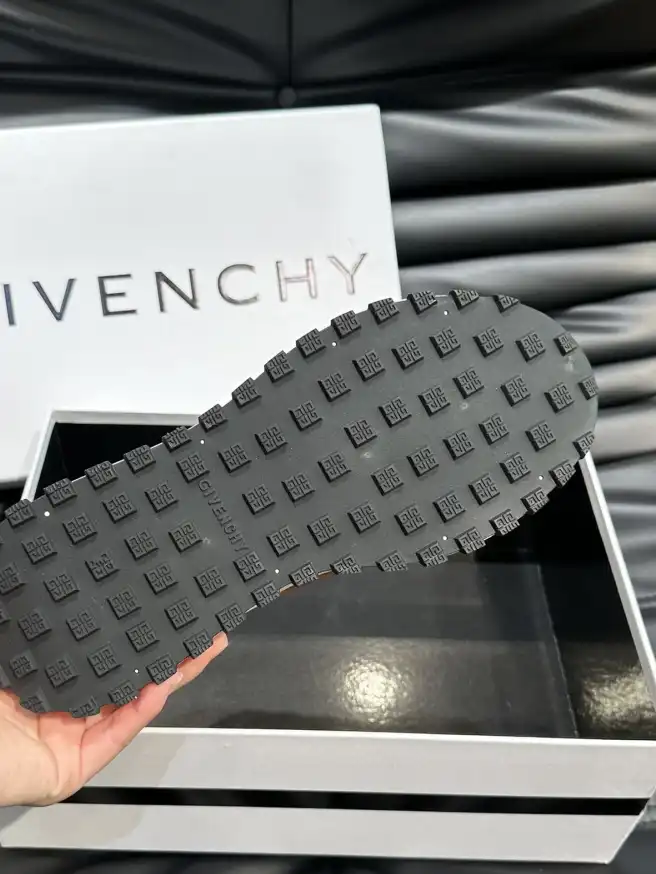 hype Givenchy Sneakers