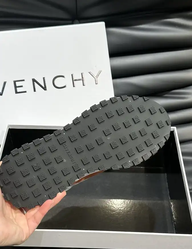 hype Givenchy Sneakers