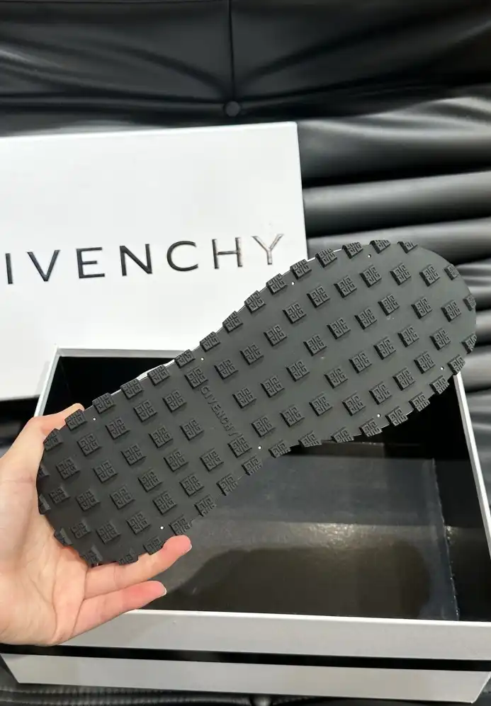 hype Givenchy Sneakers