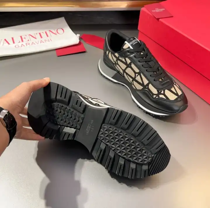 hype Valentino Sneakers