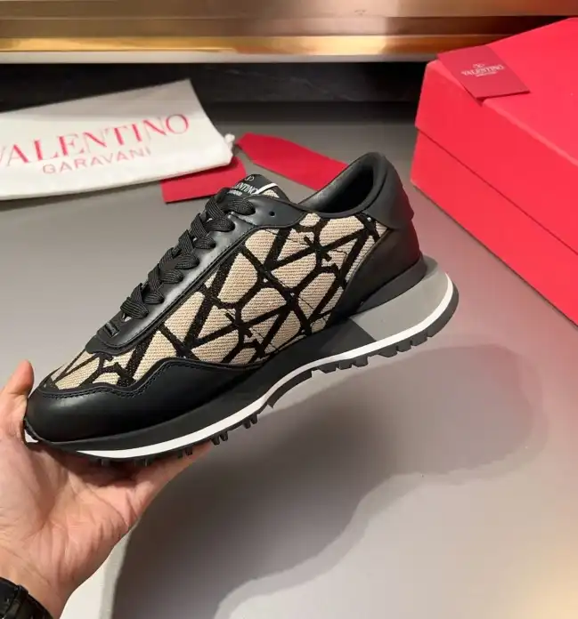 hype Valentino Sneakers